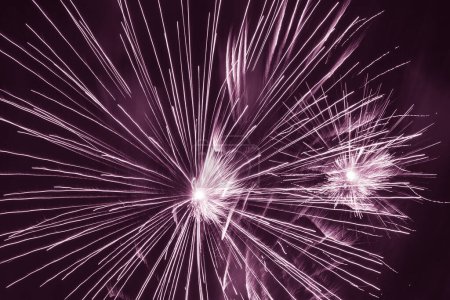 Foto de Fondo abstracto de vacaciones: estallido de fuegos artificiales brillantes contra el cielo violeta oscuro - Imagen libre de derechos