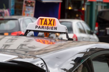 Téléchargez les photos : Fermer la boite à lumière supérieure en taxi à Paris - en image libre de droit