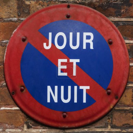 Foto de No hay señal de espera colgando en la pared del edificio en París - Imagen libre de derechos