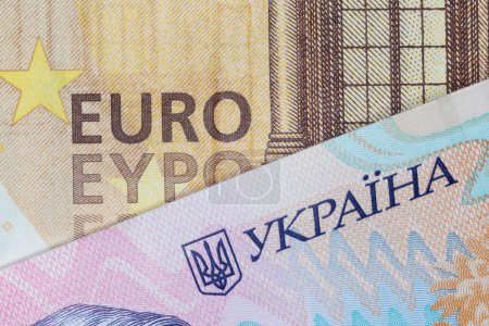 Foto de Primer plano de cincuenta euros y doscientos billetes hrivnya ucranianos - Imagen libre de derechos