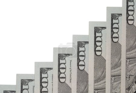 Foto de Escalera hecha de billetes de cien dólares estadounidenses sobre fondo blanco - Imagen libre de derechos