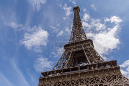 Foto de Vista de la Torre Eiffel en París contra el cielo azul con nubes blancas - Imagen libre de derechos