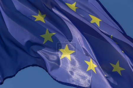 Nahaufnahme der geschwenkten EU-Flagge vor blauem Himmel