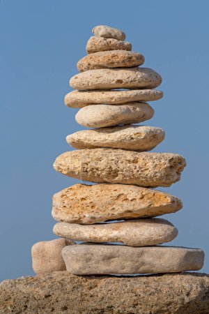 Foto de Primer plano de la torre hecha de piedras contra el cielo azul - Imagen libre de derechos