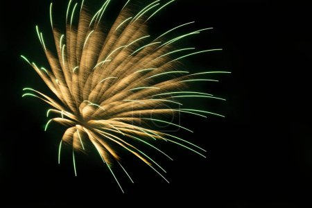 Téléchargez les photos : Abstrait fond de vacances : feux d'artifice lumineux contre le ciel nocturne sombre - en image libre de droit