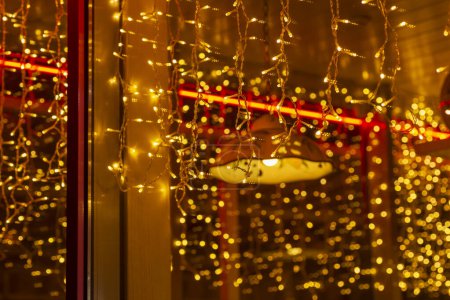 Foto de Vista de las luces en la ventana de la cafetería en Navidad - Imagen libre de derechos