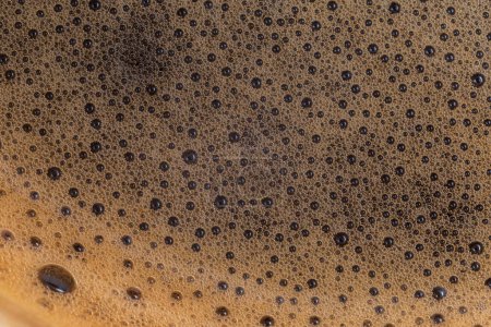 Téléchargez les photos : Fond abstrait : gros plan de mousse sur une boisson au café - en image libre de droit