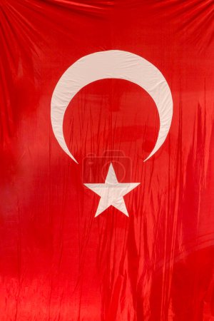 Foto de Primer plano de la bandera turca colgando al aire libre - Imagen libre de derechos