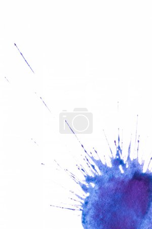 Téléchargez les photos : Fond abstrait : tache bleu watecolore isolée sur blanc - en image libre de droit