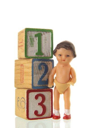 blocs de jouets vinifiés avec poupée isolée sur fond blanc