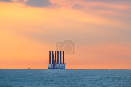 Ölplattform im Sonnenuntergang auf See