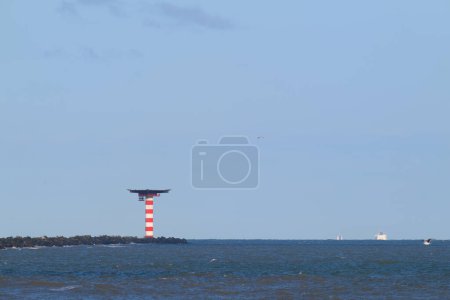 Leuchtturm bei der Anlandung im Meerwasser der Nordsee