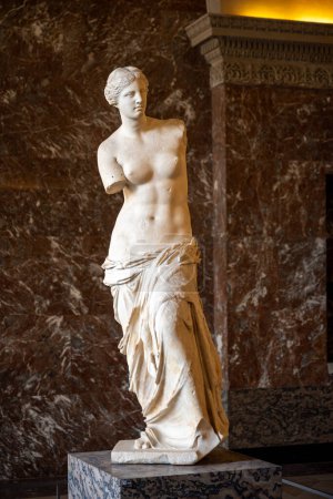 Foto de París, Francia - 30 de julio de 2022: Venus de Milo, estatua antigua que se cree que representa a Afrodita - Imagen libre de derechos