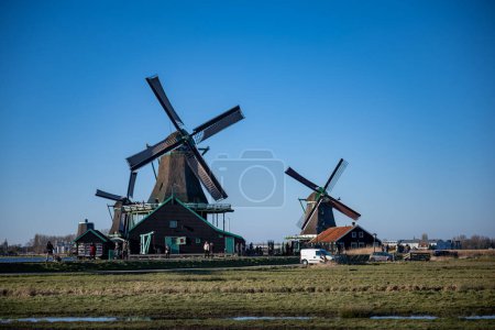 Foto de Molinos de viento Zaanse Schans y los famosos canales holandeses cerca de Ámsterdam - Imagen libre de derechos