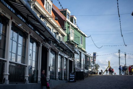 Foto de Volendam, Países Bajos. Pequeño pueblo de pescadores en Holanda Septentrional cerca de Amsterdam con casas tradicionales con techos tegulares rojos - Imagen libre de derechos