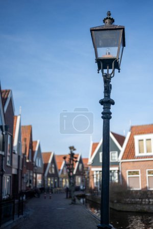 Foto de Volendam, Países Bajos. Pequeño pueblo de pescadores en Holanda Septentrional cerca de Amsterdam con casas tradicionales con techos tegulares rojos - Imagen libre de derechos