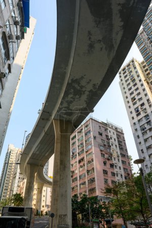 Foto de Hong Kong - Mar 11, 2019: Hill Road Flyover, Hong Kong. Una carretera curva entre el edificio. - Imagen libre de derechos