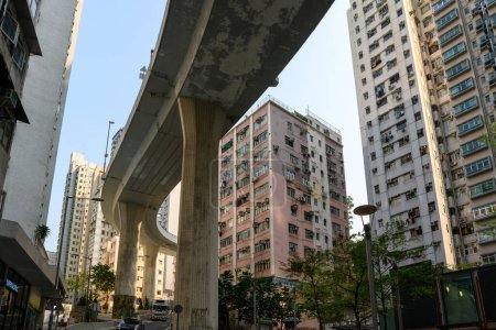 Foto de Hong Kong - Mar 11, 2019: Hill Road Flyover, Hong Kong. Una carretera curva entre el edificio. - Imagen libre de derechos