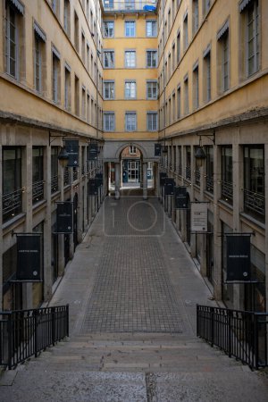 Téléchargez les photos : Biews de "Longue Traboule" dans le quartier "Vieux Lyon", passage entre deux rues à travers les bâtiments, patrimoine mondial de l'Unesco - en image libre de droit