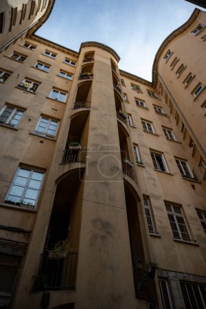 Téléchargez les photos : Biews de "Longue Traboule" dans le quartier "Vieux Lyon", passage entre deux rues à travers les bâtiments, patrimoine mondial de l'Unesco - en image libre de droit