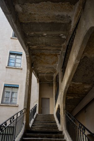 Biews de "Longue Traboule" dans le quartier "Vieux Lyon", passage entre deux rues à travers les bâtiments, patrimoine mondial de l'Unesco