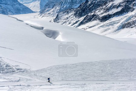 Téléchargez les photos : 14 avr. 2022 - Jungfraujoch, Suisse : Un skieur seul dans la montagne de neige. - en image libre de droit