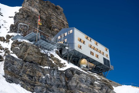 Téléchargez les photos : 14 avril 2022 - Grindlewald, Sitzerland. Marcher sur un glacier de plus de 3500 m sans expérience ni équipement d'alpinisme - en image libre de droit