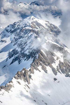 Téléchargez les photos : Sommets enneigés étonnants dans les Alpes suisses Jungfrau région de Schilthorn - en image libre de droit
