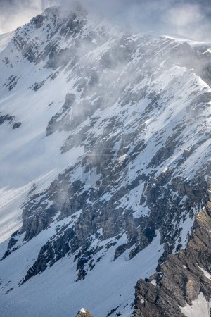 Téléchargez les photos : Sommets enneigés étonnants dans les Alpes suisses Jungfrau région de Schilthorn - en image libre de droit