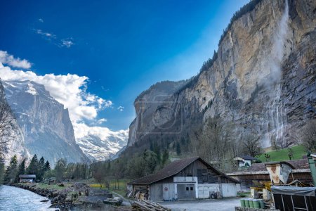 Bild des schönen Dorfes Lauterbrunnen mit Staubbachwasserfall und Schneeberg Jungfrau im Hintergrund