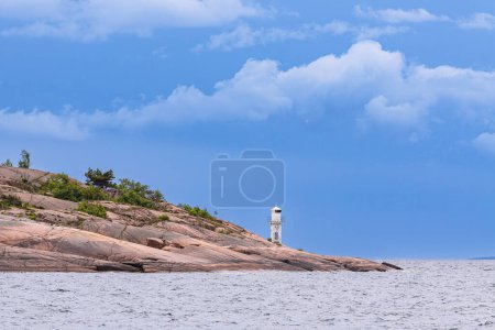 Foto de Costa del Mar Báltico con rocas y faro en la isla Bla Jungfrun en Suecia. - Imagen libre de derechos