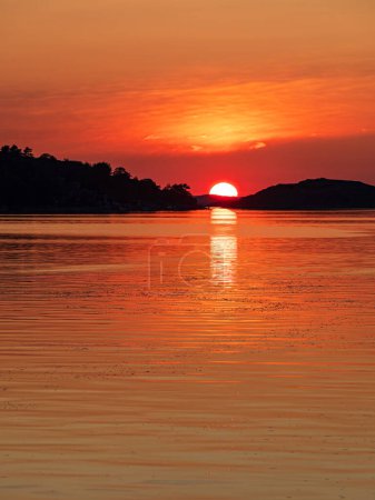 Foto de Puesta de sol en la ciudad Fjaellbacka en Suecia. - Imagen libre de derechos