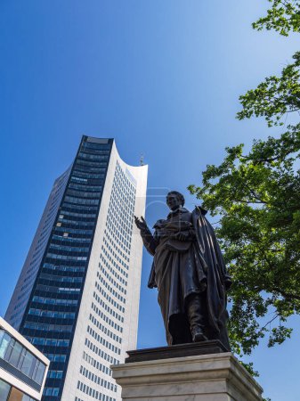 Téléchargez les photos : Monument Albrecht Thaer et Tour Panorama dans la ville de Leipzig, Allemagne. - en image libre de droit