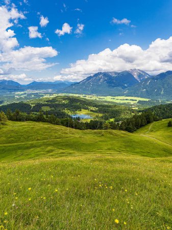 Foto de Vista desde la montaña Hoher Kranzberg hasta las montañas Karwendel y Ester, cerca de Mittenwald, Alemania. - Imagen libre de derechos