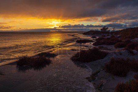 Téléchargez les photos : Côte de la mer Baltique avec coucher de soleil sur l'île de Moen au Danemark. - en image libre de droit