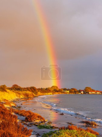 Foto de Costa del Mar Báltico con arco iris en la isla de Moen en Dinamarca. - Imagen libre de derechos