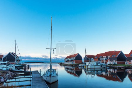 Foto de Vista al puerto de Klintholm Havn en la isla de Moen en Dinamarca. - Imagen libre de derechos