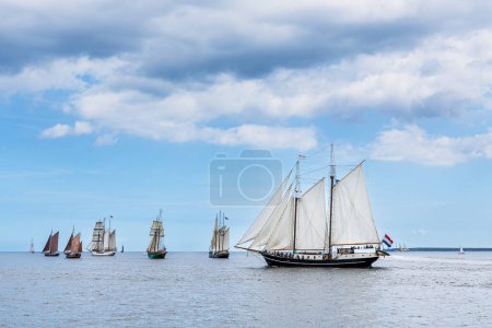Téléchargez les photos : Voiliers sur la mer Baltique pendant la Hanse Sail à Warnemuende, Allemagne. - en image libre de droit