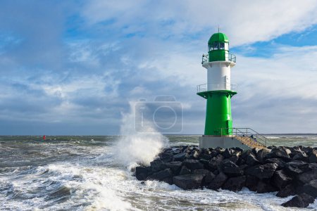 Téléchargez les photos : Tour de jetée sur la rive de la mer Baltique pendant la tempête Eunice à Warnemuende, Allemagne. - en image libre de droit