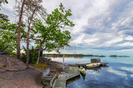Ostseeküste mit Anlegestelle und Booten bei Oskarshamn in Schweden.