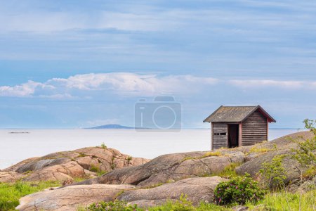 Foto de Paisaje con cabaña de madera cerca de Oskashamn en Suecia. - Imagen libre de derechos