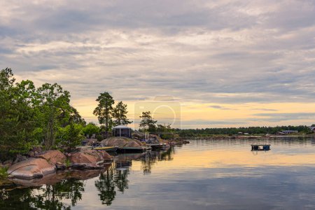 Costa del Mar Báltico con rocas y árboles cerca de Oskarshamn en Suecia.