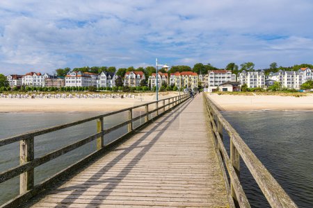 Muelle y playa en la costa del Mar Báltico en Bansin, Alemania.