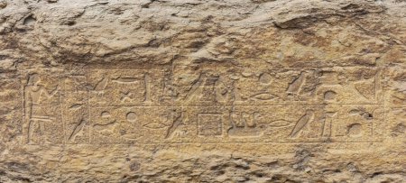 Foto de SAQQARA, EGIPTO - 23 DE MARZO DE 2023: Textos jeroglíficos de Egyp antiguo en las paredes de la necrópolis de Saqqara, Egipto - Imagen libre de derechos