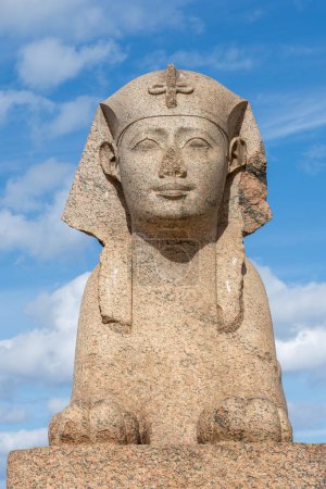 Téléchargez les photos : Sphinx près du pilier de Pompée sur le territoire du Serapeum d'Alexandrie en Egypte - en image libre de droit
