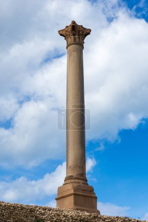 Téléchargez les photos : Pilier géant de Pompée antique sur le territoire de Serapeum d'Alexandrie en Egypte - en image libre de droit