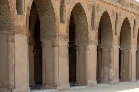 Foto de Galería de columnas en Ibn Tulun - una de las mezquitas más antiguas de Egipto - Imagen libre de derechos