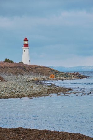 Foto de El faro Low Point está a la entrada del puerto de Sydney, cerca de Nueva Victoria Cape Breton Island Nova Scotia. - Imagen libre de derechos