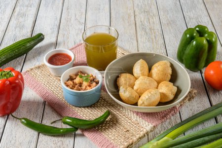 Gol Gappa, auch als Pani Puri oder Puchka bekannt, ist ein beliebter Streetfood-Snack aus dem indischen Subkontinent. 