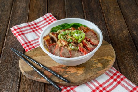 Suppe Nudel Combo Duck BBQ ist ein köstliches Gericht mit zarten Scheiben gebratener Ente, serviert mit reichhaltiger, würziger Brühe und Nudeln